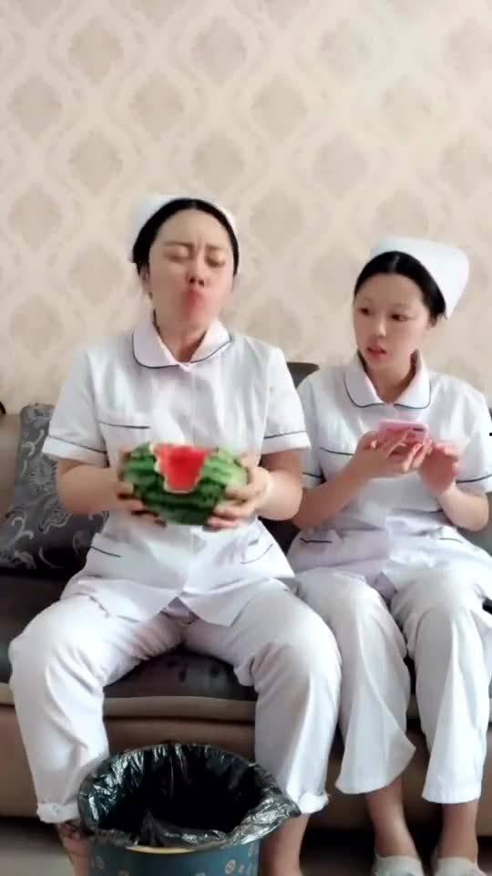 热门吃瓜女护士,揭秘热门吃瓜女护士的日常