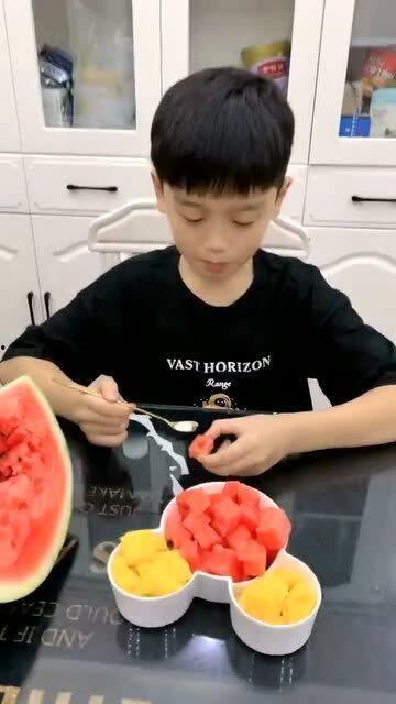 吃瓜哥哥和亲妈,亲情与瓜界的完美融合