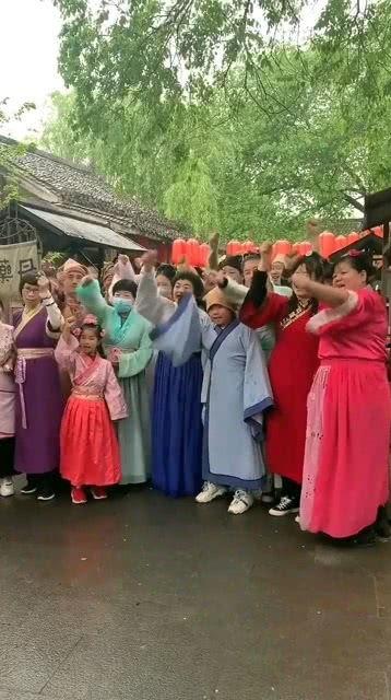 群众吃瓜表演视频,视频记录一场全民娱乐盛宴