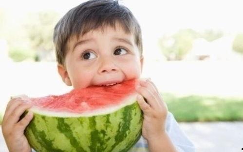 夏日萌宝吃瓜写真,萌态可掬萌翻众人