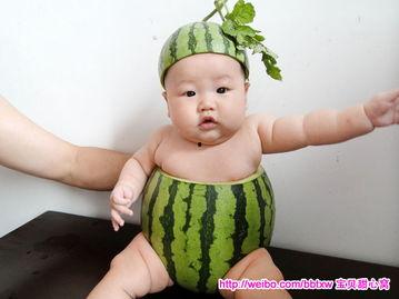 夏日萌宝吃瓜写真,萌态可掬萌翻众人