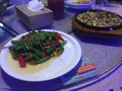 孙桥路吃瓜,瓜果飘香，品味夏日休闲时光