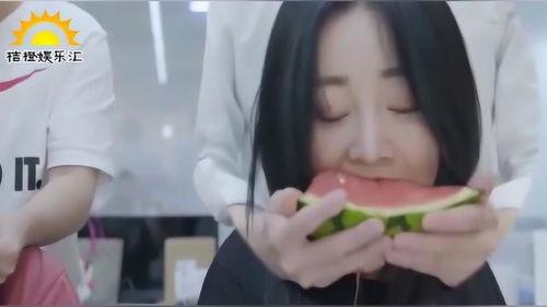 黑色衣服吃瓜,黑色衣装下的瓜田奇遇