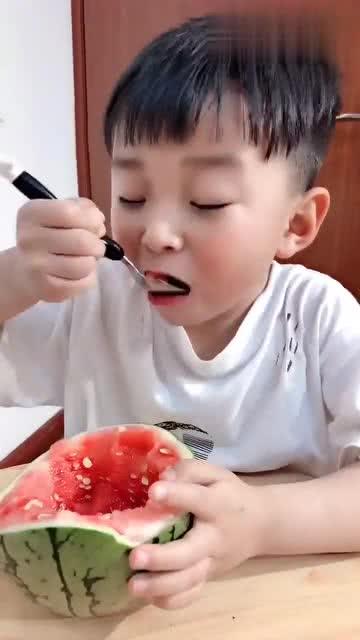 熊孩子的吃瓜,一场关于好奇与成长的趣味之旅