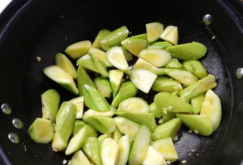 小满吃瓜的图片,瓜果飘香，共享丰收喜悦