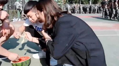 军训吃瓜被罚视频,一视频引发集体罚站，揭秘军规严明背后的故事