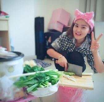 宿舍妹子吃瓜,揭秘室友们的那些秘密  第1张