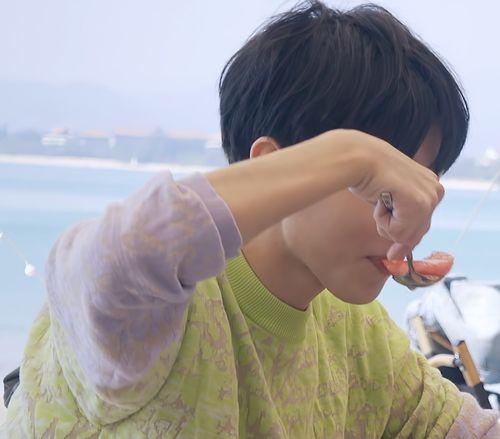 吃瓜嘴变大,揭秘娱乐圈明星们的“膨胀”现象 第3张 吃瓜嘴变大,揭秘娱乐圈明星们的“膨胀”现象 第3张